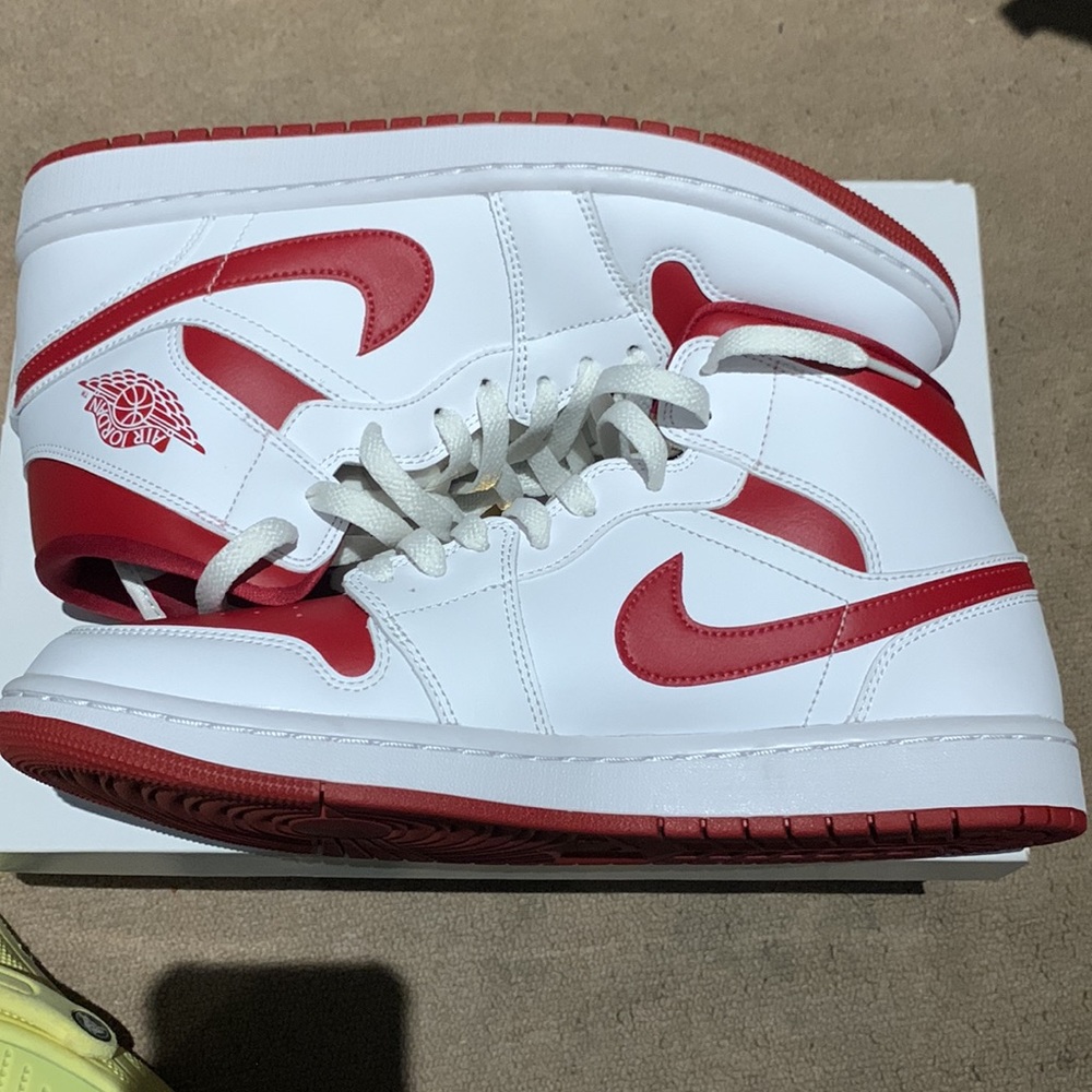 2022 Wmns Air Jordan 1 Mid 'White Pomegranate' - Picture 3 of 13
